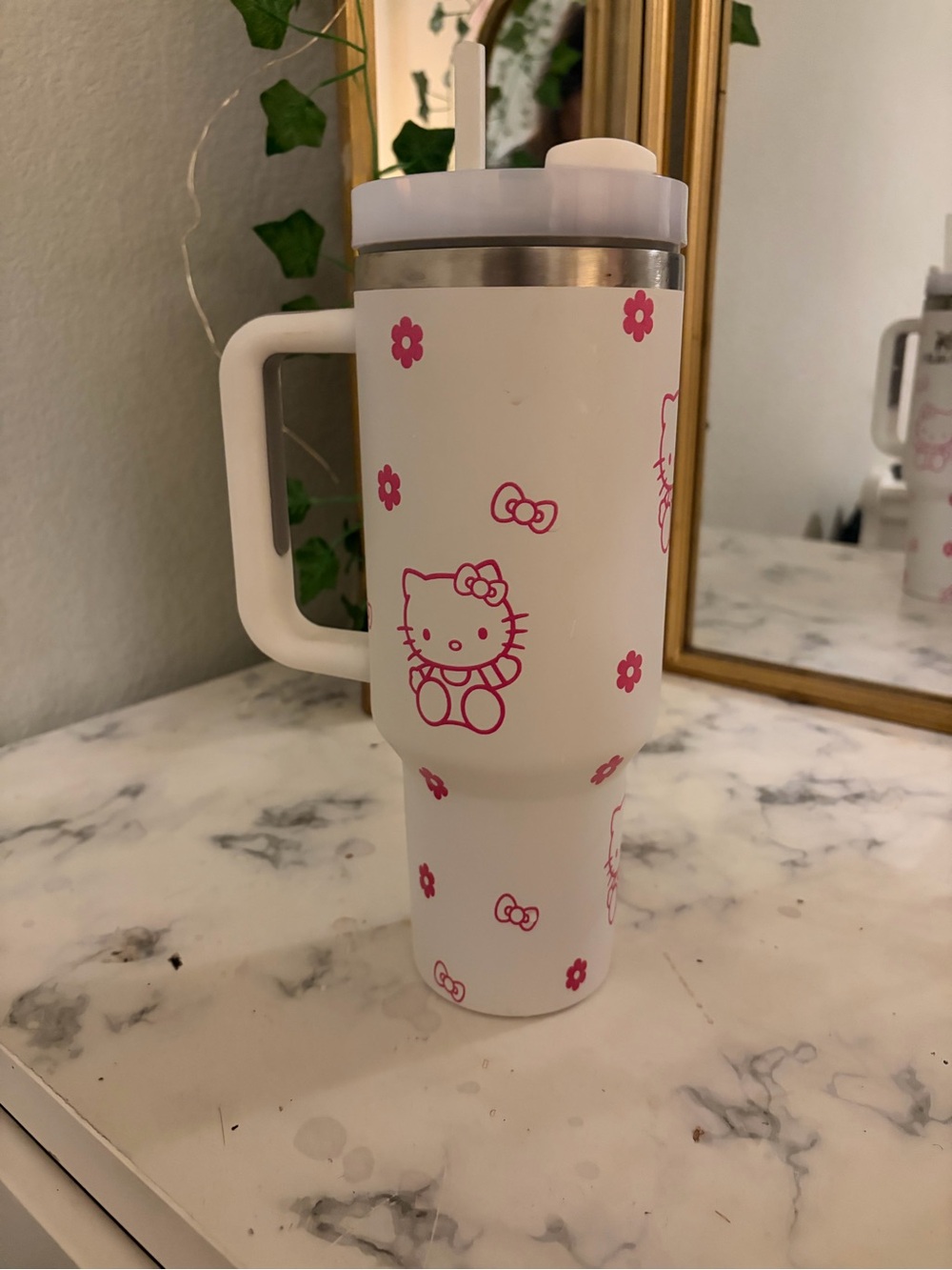 Hello Kitty Stanley 40z - Picture 2 of 3